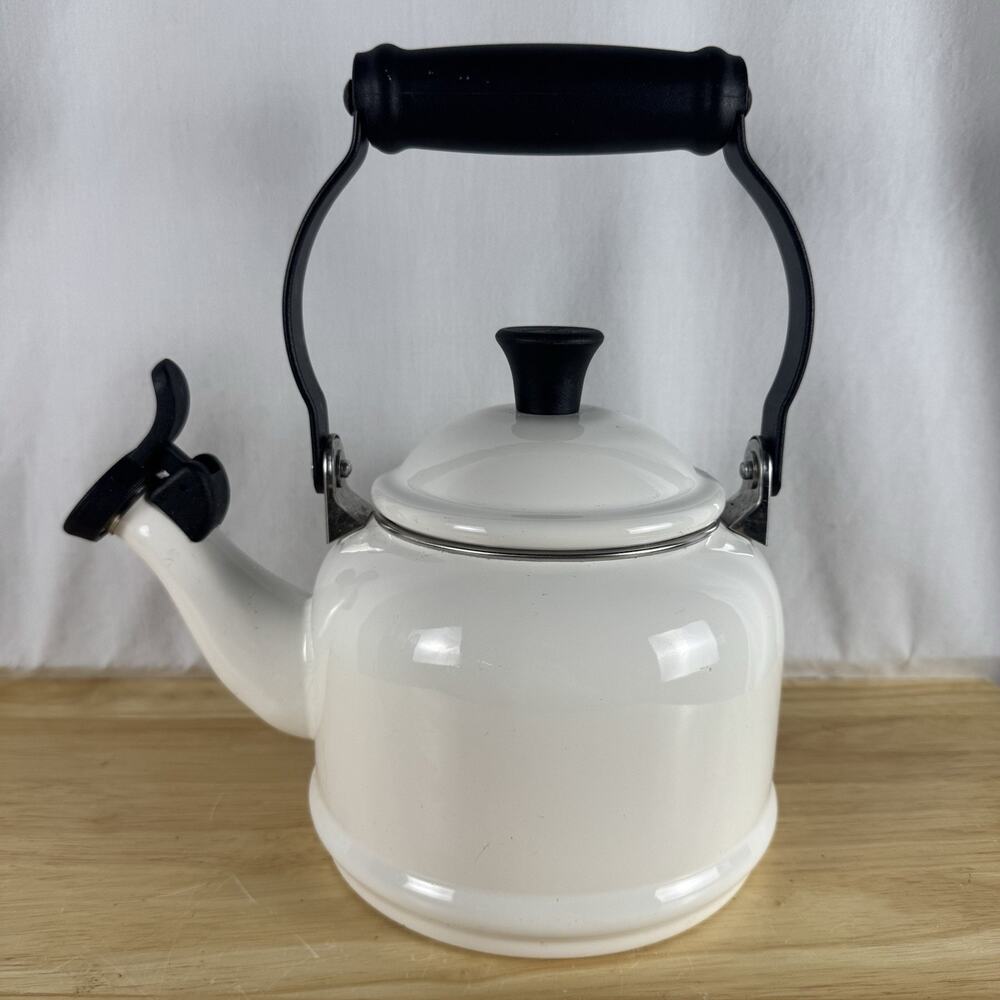 Le Creuset White Demi Tea Kettle 1.25 Qt Enamel On Steel Whistling Stovetop Pot